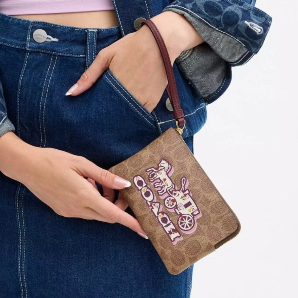 Coach NWT/NIP! Corner Zip Signature Horse & Carriage Wristlet - Picture 3 of 13